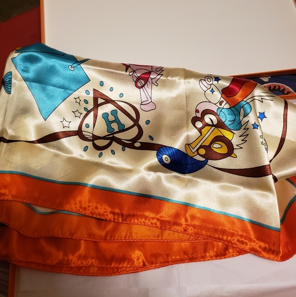 Scraf - Picture 2 of 3